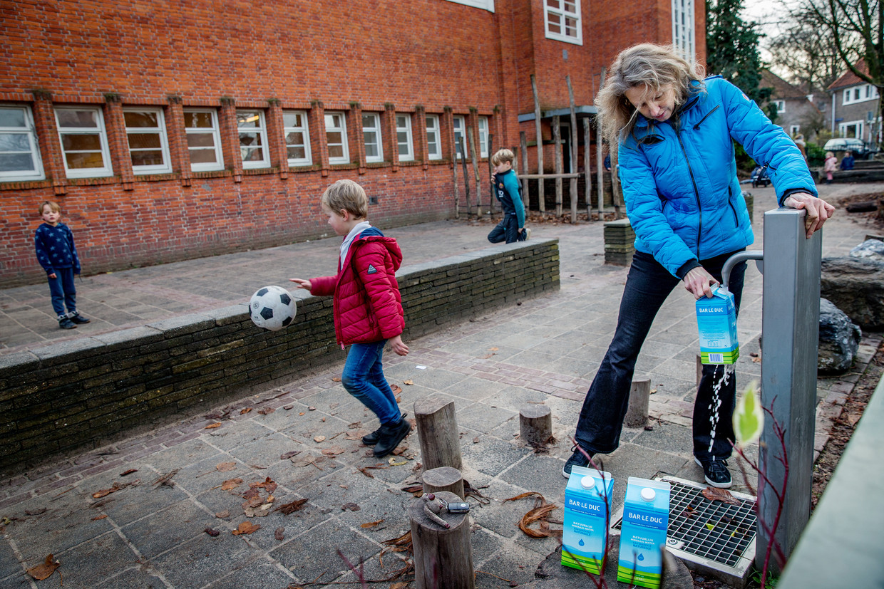 In Noord gaan sommige bewoners naar de waterpomp voor schoon drinkwater. Beeld Jean-Pierre Jans