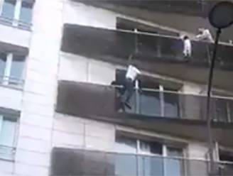 VIDEO: Kind bungelt aan balustrade vijf hoog, heldhaftige voorbijganger twijfelt geen seconde