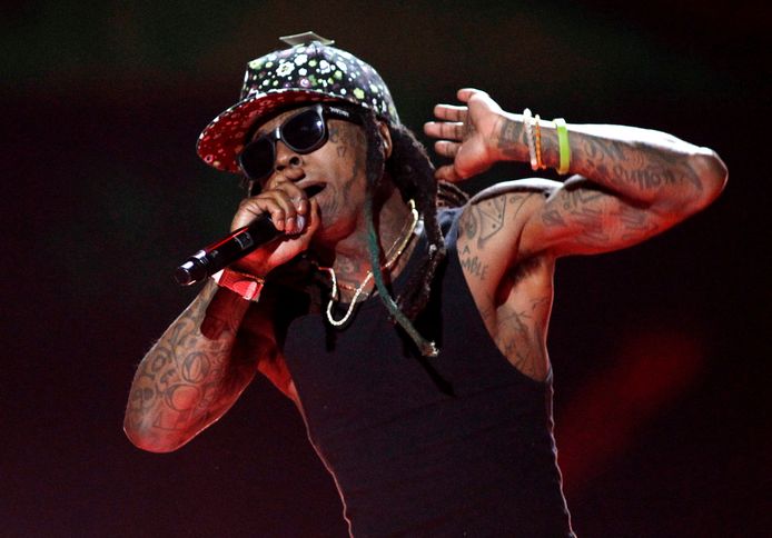 Rapper Lil Wayne werd vorige maand schuldig bevonden omdat hij in 2019 met een geladen gouden pistool op zak met een gecharterd vliegtuig landde in Miami.