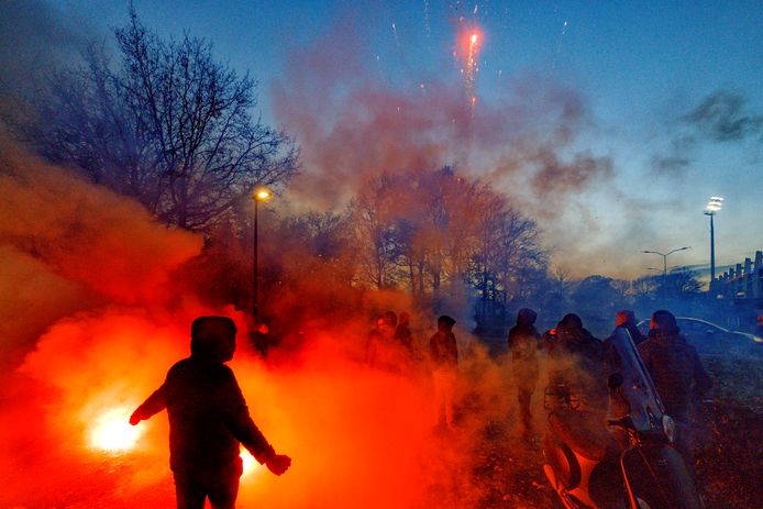 De wedstrijd RKC - Ajax is door de coronamaatregelen niet toegankelijk voor publiek. Voordat de wedstrijd begint wordt buiten het stadion vuurwerk afgestoken.