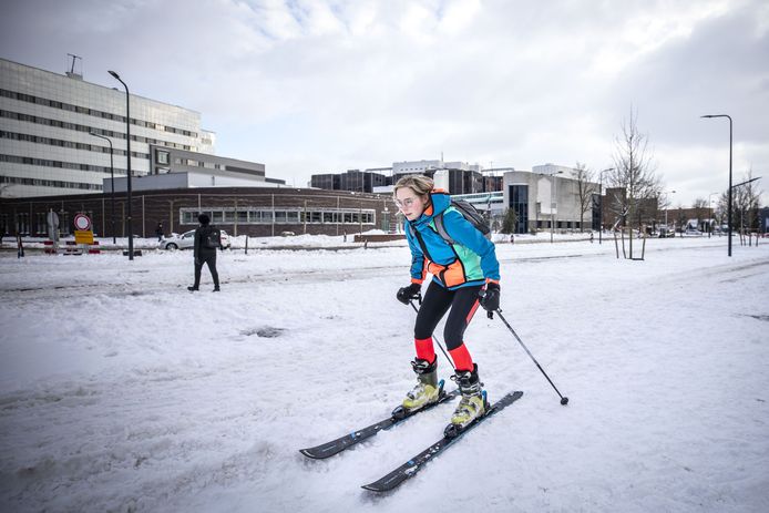 Christian gevoeligheid stijl MST-verpleegkundige Jasmijn (27) gaat naar huis op... ski's! 'Ik moest iets  bedenken, de bussen reden niet' | Enschede | tubantia.nl