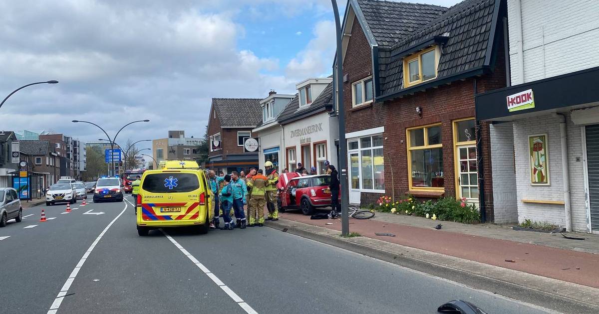 Gewonde bij botsing in Hengelo: verkeer moet omrijden.