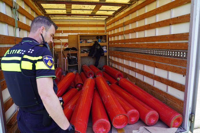 In de gestolen vrachtwagen in Tilburg lagen 22 gasflessen gebruikt voor de productie van drugs.
