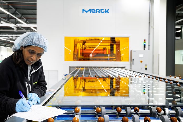 Компания Merck. Мерк фармацевтическая компания. Немецкая компания Мерк. Merck Serono фармацевтическая компания.