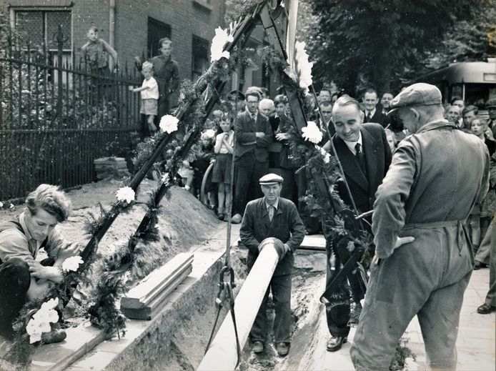 Leggen van de eerste waterleidingbuis in de Hogestraat in 1951.