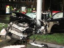 Zware crash in Arnhem: drie zwaargewonden, auto in gruzelementen