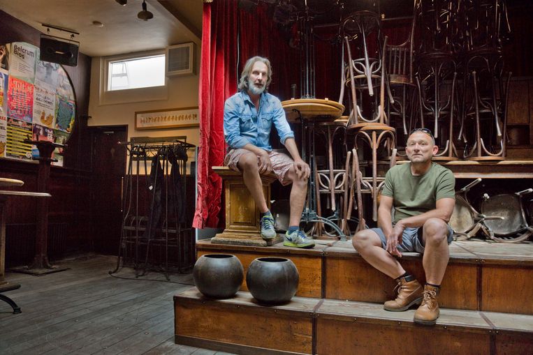 Eigenaar Bas Verberk (links) en stamgast Vincent van Steen in café De Bommel in Breda. Beeld Otto Snoek