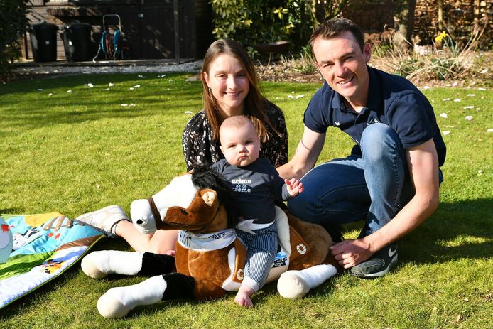 Yves Lampaert  met vriendin Astrid Demeulemeester en hun baby Aloïs.