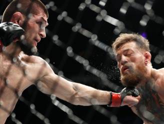 Russische kolos blijft ongeslagen: Khabib wint grootste UFC-kamp ooit van McGregor, nadien breekt massaal gevecht uit