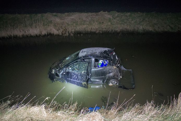 De auto raakte in de sloot, maar de bestuurder bleef ongedeerd.