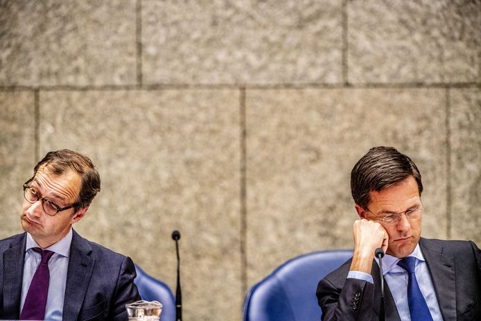 Premier Mark Rutte (r) en minister Eric Wiebes tijdens het debat over de dividendmemo's.