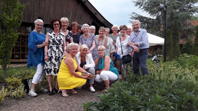 Het echtpaar Henk (91, uiterst rechts) en Lammy (90, midden) Mulder-Weij viert het 70-jarig huwelijksjubileum. Bijzondere gast is Klas 2B uit 1969, destijds de mentorklas van ‘meneer Mulder’ op het TIVO, de opleidingsschool voor kleuterleidsters in Enschede.