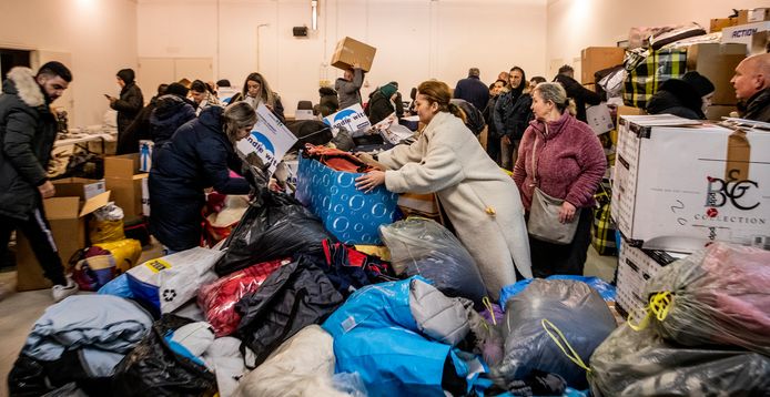 De Turkse gemeenschap in Geldrop kwam dinsdag en woensdag in actie om spullen in te zamelen voor de slachtoffers in het rampgebied in Turkije en Syrië. Hatice Bilici (witte jas) hielp mee om de hulpgoederen in ontvangst te nemen.