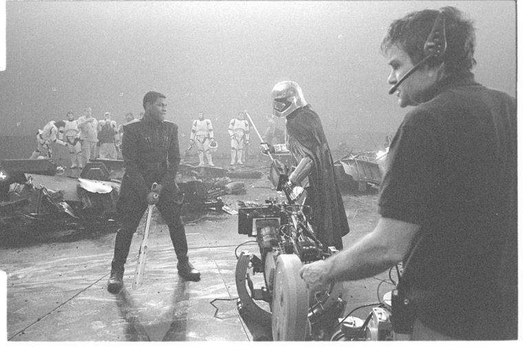 John Boyega en Gwendoline Christie op de set van 'The Last Jedi'. Beeld Lucasfilm/Rian Johnsons’ behind the scenes photos from the set