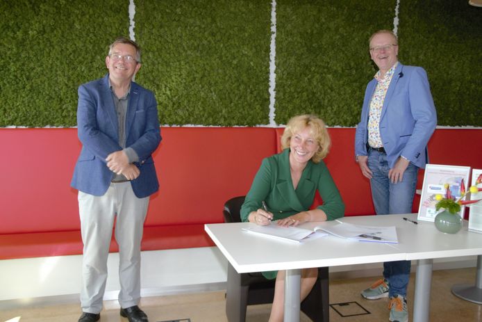 Directeur Marion Wolters van De Woonplaats ondertekende deze week het convenant in het bijzijn van wethouder Rob Christenhusz van Oldenzaal (ambassadeur SROI Twente) en wethouder Joop Wikkerink van Aalten (ambassadeur SROI Achterhoek).
