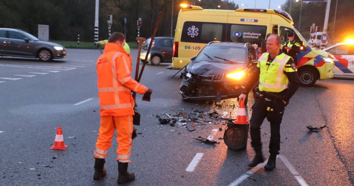 Vrouw naar het ziekenhuis na botsing in Zwolle.