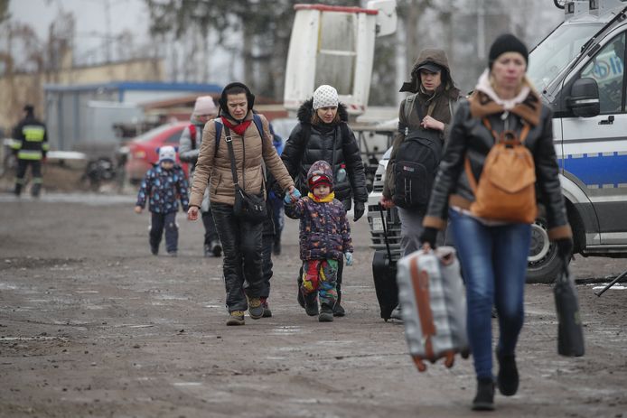 Archiefbeeld: Oekraïense vluchtelingen steken de grens over met Polen.