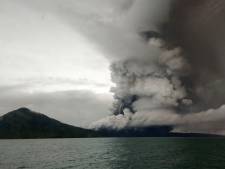 Le volcan Anak Krakatoa entre en éruption et émet un gigantesque panache de cendres
