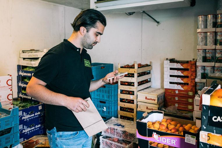 Bayram Kocer bij Halal2Home. Beeld Marcel Wogram