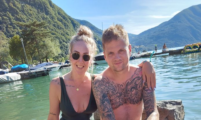 Svintha en Jeffrey bij hun chalet in Italië.