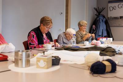 Lief, leed en bollen wol: de dames van de Vlijtige Vingers delen alles met elkaar