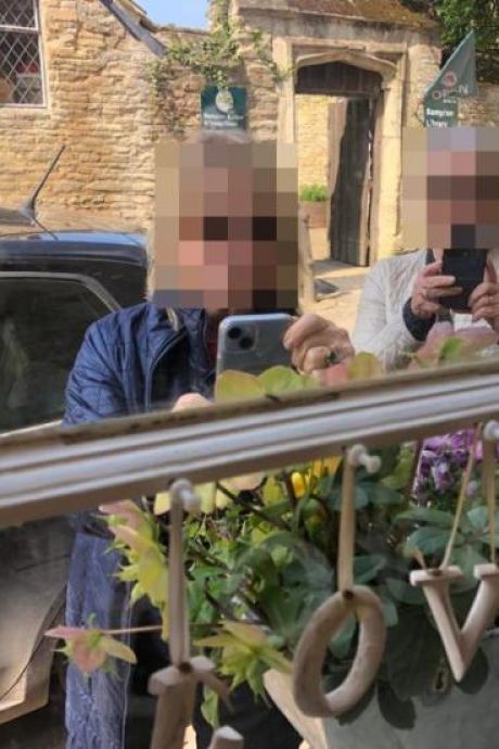 Le calvaire vécu par les habitants de ce village anglais à cause des touristes: “J’ai l’impression d’être dans un zoo”