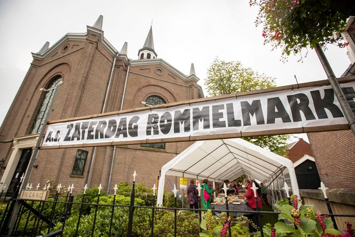 Na een jaar afwezigheid vanwege corona was de rommelmarkt in de kerktuin weer terug en trok nog voor de opening al de eerste koopjesjagers.