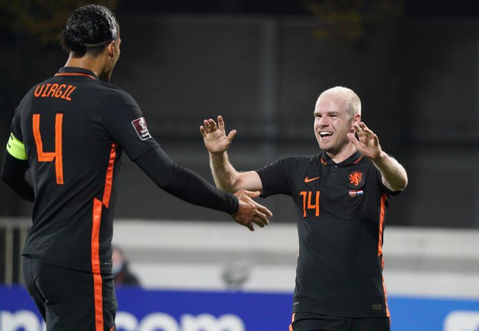 Davy Klaassen viert de 0-1 met Virgil van Dijk.