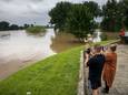 Het water in de Maas staat hoog en stroomt langs het ziekenhuis in Venlo.