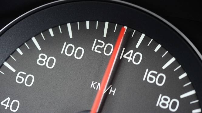 Maand rijverbod voor jongeman na 127 km/u met BMW in zone 50 in Anzegem: “Bijna je auto kwijtgespeeld.”