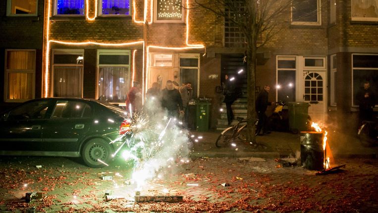Vuurwerk in de Haagse Schilderswijk met Oud en Nieuw Beeld anp