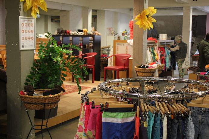 alle Kringwinkels in Antwerpen geven een korting van 50% op alle basiskleding.