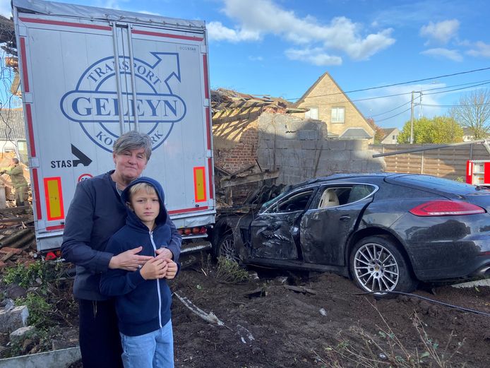 Ongeval Kortemark: Katleen Debusschere en haar kleinzoon Remi bij de verwoeste Porsche, die net was verkocht.