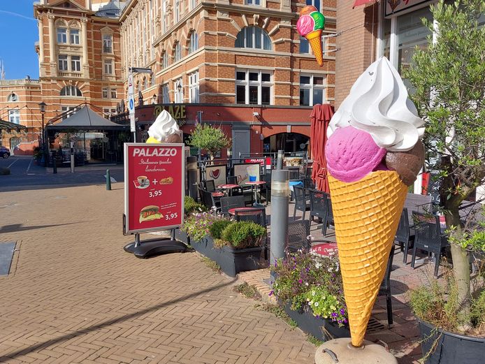 Vanaf het terras van ijssalon Palazzo kan de liefhebber van polyester ijshoorns zelf zijn beeldenroute langs zee uitstippelen.