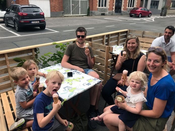 Zaterdagnamiddag zat het terras van Bar Deco al gezellig vol met onder andere een gezin met kinderen die zich verlekkerden aan een ijsje van de pas geopende bar.