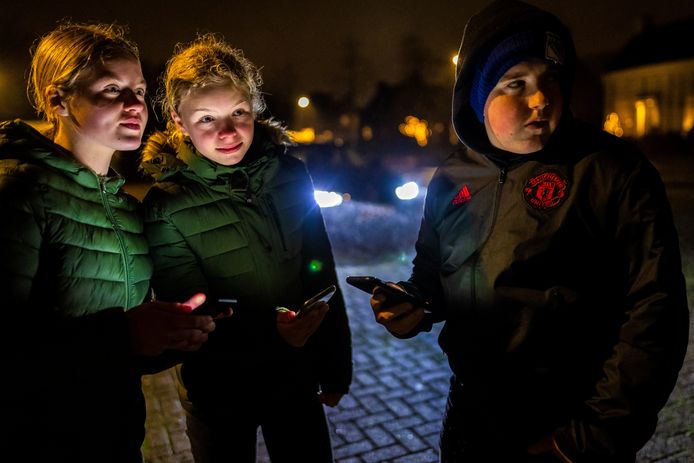 Fenna van Mill, Yenthe van Eeten en Sem van Gool spelen Hunted in de straten van Empel.