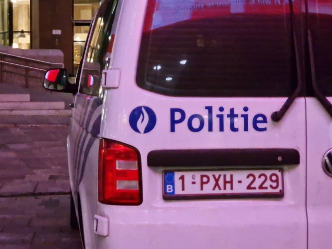 Politie deelt boetes uit: "Naakte man in parking leidt tot politie-interventie”