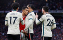 Cristiano Ronaldo krijgt het aan de stok met onder andere Virgil van Dijk.