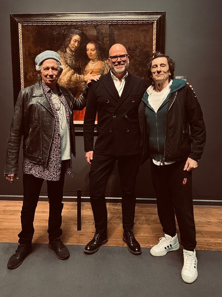 Zakelijk directeur Erik van Ginkel met Keith Richards en Ron Wood voor het Joodse Bruidje van Rembrandt van Rijn op de Eregalerij van het Rijksmuseum

 Beeld Rijksmuseum