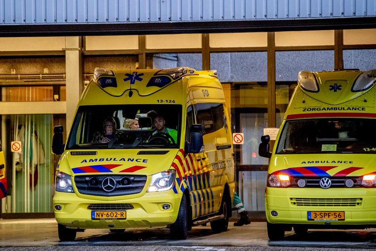 Ambulances verlaten vrijdagochtend het terrein van het MC Slotervaart. Beeld ANP