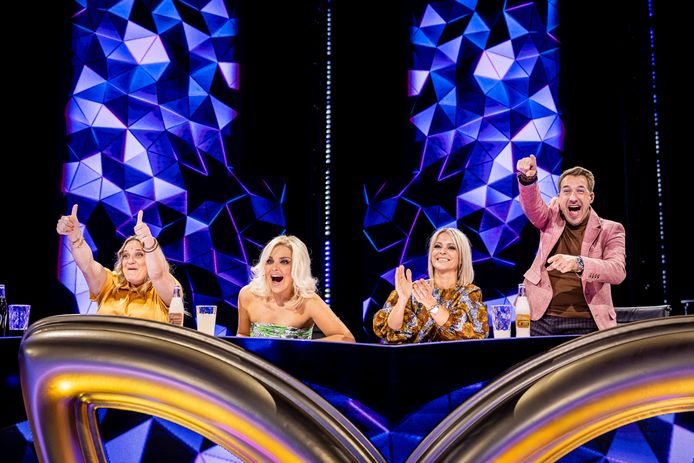 Ruth Beeckmans, Julie Van den Steen, Karen Damen en Andy Peelman samen in het speurderspanel in één van de afleveringen van seizoen 2 van The Masked Singer. In seizoen 1 waren Ruth en Andy nog deelnemers, als Aap en Duiveltje.