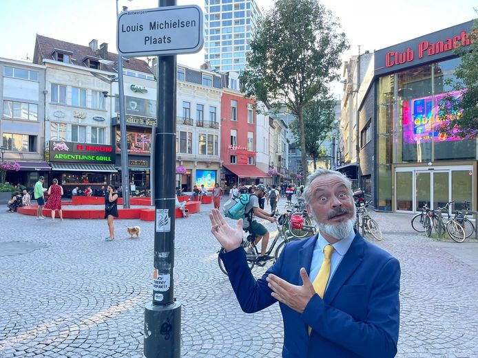 Schijnburgemeester Geert 'BDW' Beullens onthult de Louis Michielsen Plaats.