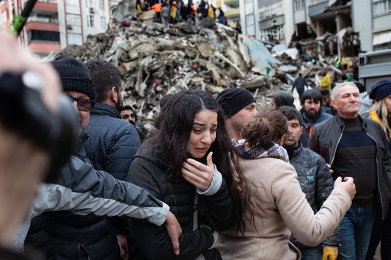 In de Turkse stad Adana voeren reddingswerkers overlevenden weg. Beeld AFP