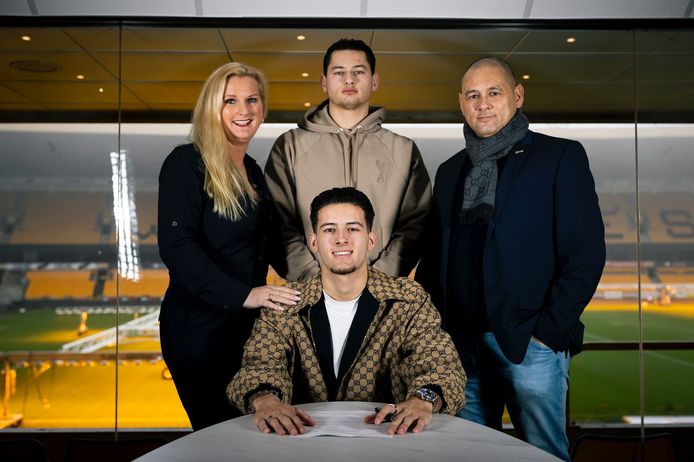Justin Hubner tekent in het bijzijn van moeder Brigitte, broer Dani en vader Ferry een contract tot 2025 bij Wolverhampton Wanderers.