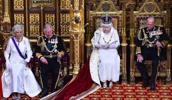 Het is normaal de Britse koning Elizabeth die jaarlijks de parlementaire sessie opent met een regeerverklaring.