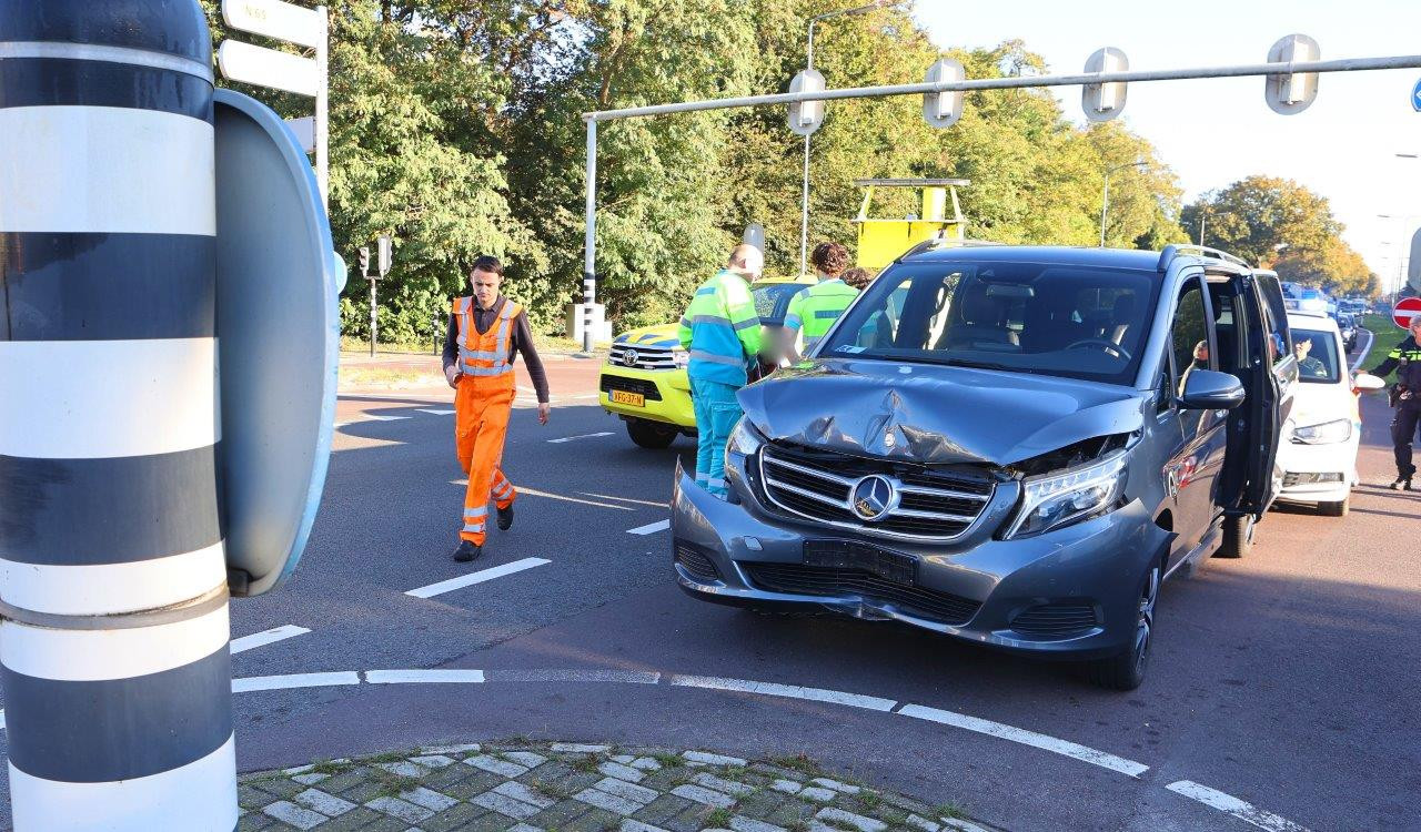 Auto rijdt tegen paal op de N65 bij Vught.