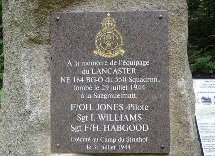 Gedenksteen voor de drie omgekomen bemanningsleden van de Lancaster-bommenwerper.