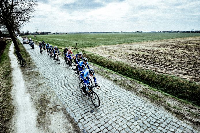 Den Hout, Omloop van de houtselinies. 

Peter Schulting is de sterkste van de 20 overgebleven renners en wint de 32ste Omloop van de Houtse Linies. 

Op de foto: o.a. Celi Abe, Rene Hooghiemster, Tim Kerkhof, Timo de Jong, Maarten de Jonge, Peter Schulting, Gert-Jan Bosman.

foto: Joris Knapen | Pix4Profs