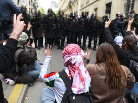 La police évacue des militants pro-palestiniens devant Sciences Po à Paris