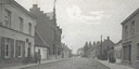 Het pand in de Nieuwstraat 107 in Essen (links met de kantelen) was in de negentiende eeuw woonhuis van een sigarenfabrikant, later waren er  expeditiekantoren gevestigd. Nu is het restaurant.